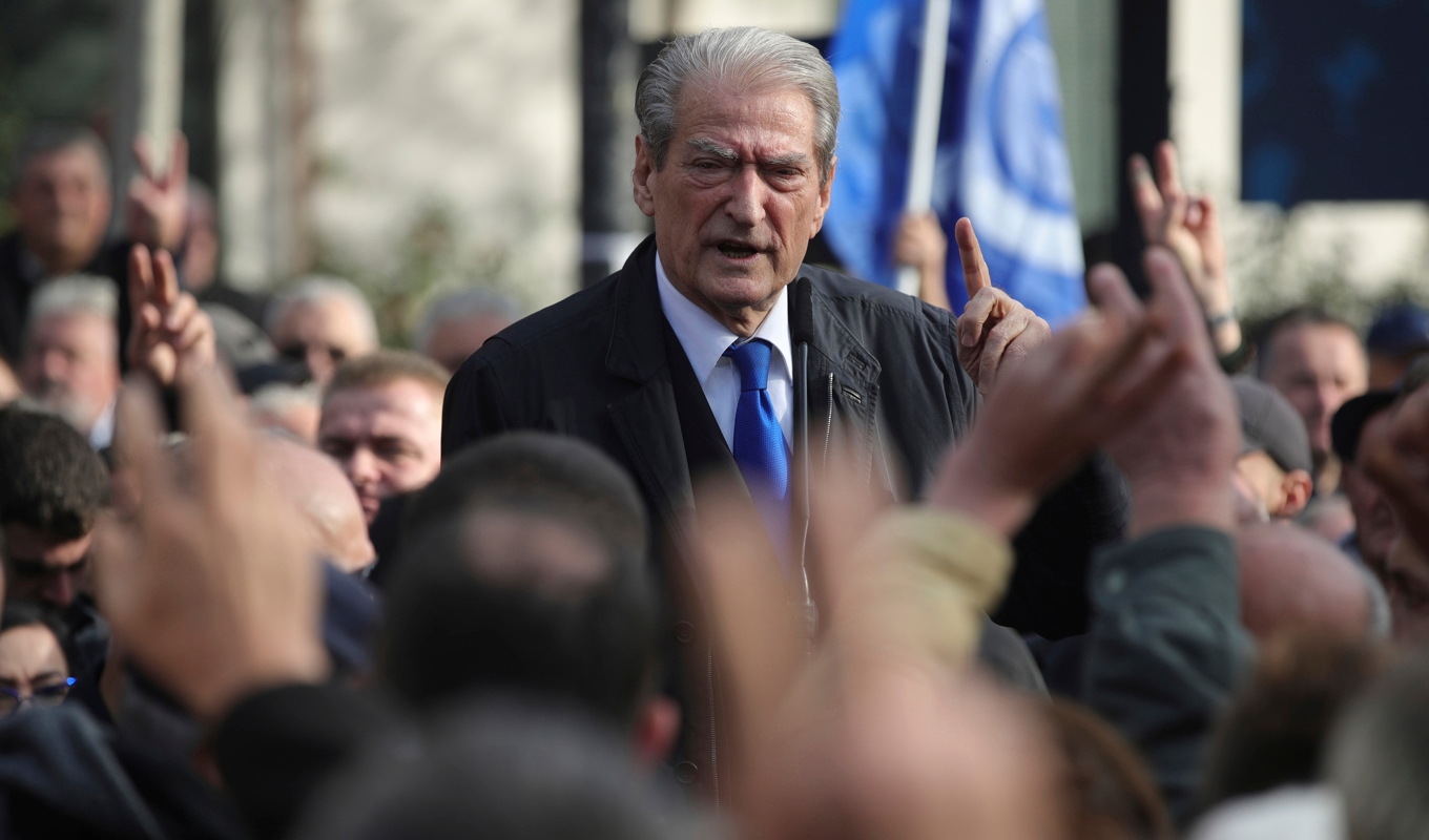 Albaniens före detta premiärminister Sali Berisha sätts i husarrest. Foto: Armando Babani/AP/TT