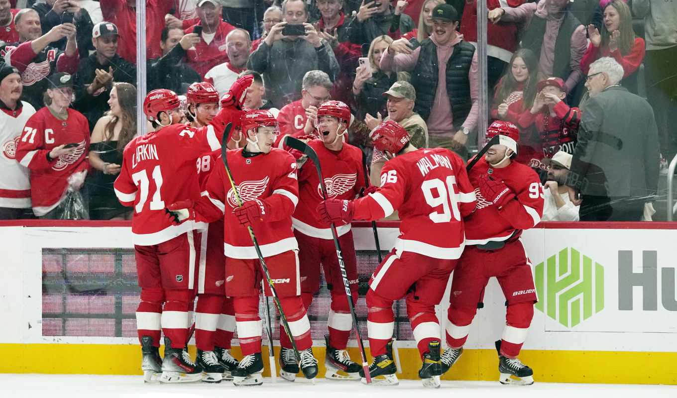 Detroits svenske forward Lucas Raymond, i mitten, firas av lagkamraterna efter hans segermål i förlängningen mot Nashville. Foto: Carlos Osorio/AP/TT