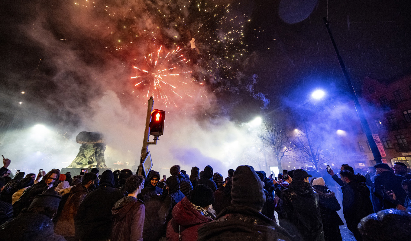 Nyårsfirande på Möllevångstorget i Malmö vid tolvslaget när 2023 firades in. Foto: Johan Nilsson/TT