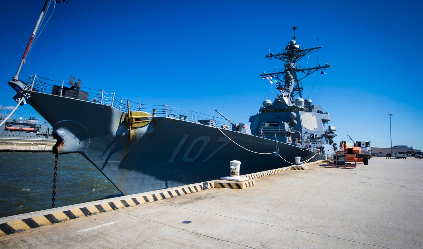 Den amerikanska flottans jagare USS Gravely var en av de enheter som ryckte ut till containerfartyget Maersk Hangzhous hjälp. Arkivbild. Foto: John C Clark/AP/TT