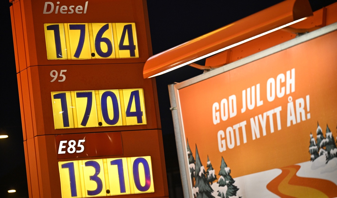 Sänkta drivmedelspriser vid en Ingo mack i centrala Malmö tidigt på nyårsdagens morgon. Foto: Johan Nilsson/TT