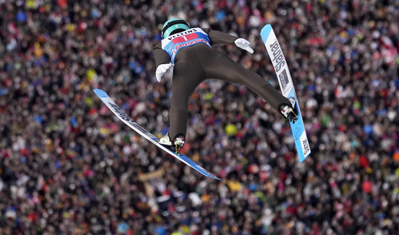 Anze Lanisek flyger genom luften i den första hoppomgången av två i herrarnas nyårsdagsbackhoppning i Garmish-Partenkirschen som följdes av 21|000 åskådare på plats. Foto: Matthias Schrader/AP/TT