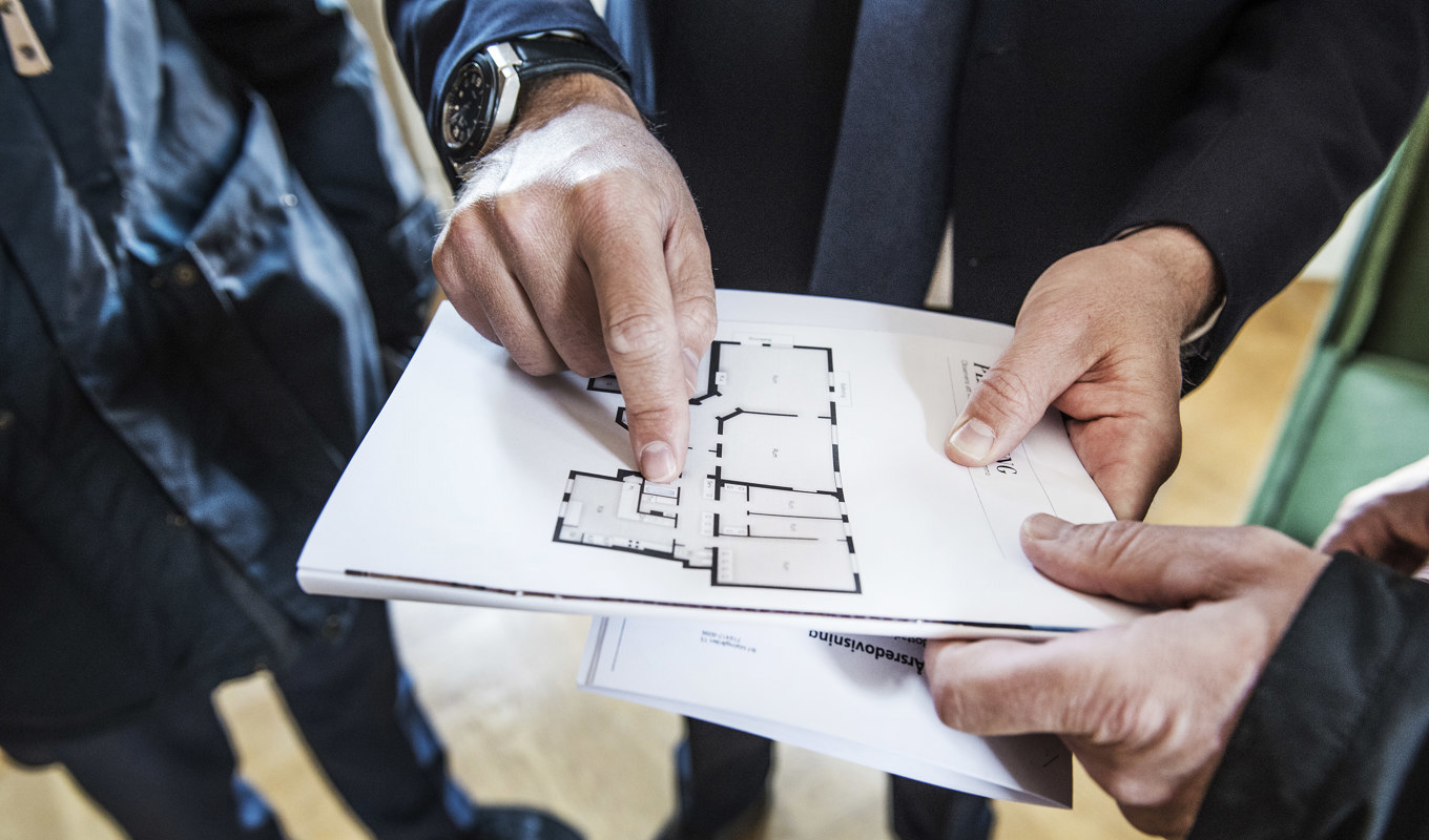 En mäklare förklarar en ritning över en lägenhet under en visning. Arkivbild. Foto: Tomas Oneborg/SvD/TT