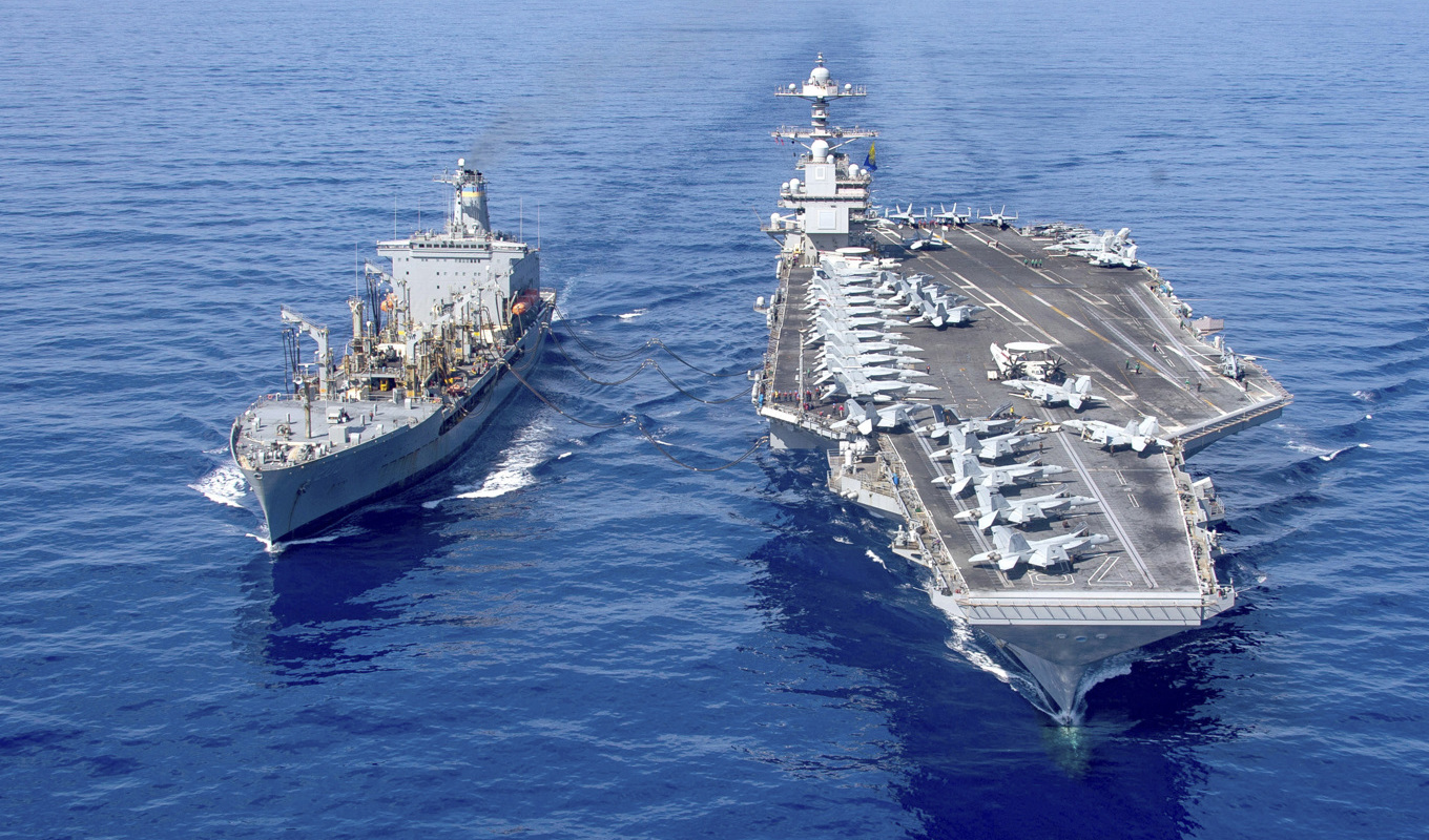 Amerikanska hangarfartyget Gerald R Ford (till höger) ska återvända till USA. Arkivbild. Foto: Jacob Mattingly/Amerikanska marinen/AP/TT