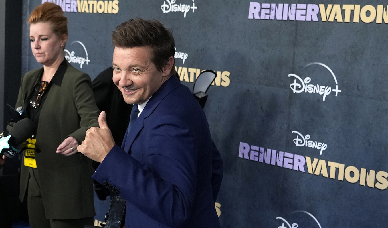 I april i fjol, lite mer än tre månader efter den svåra olyckan, kunde Jeremy Renner gå med käpp. Arkivbild. Foto: Chris Pizzello