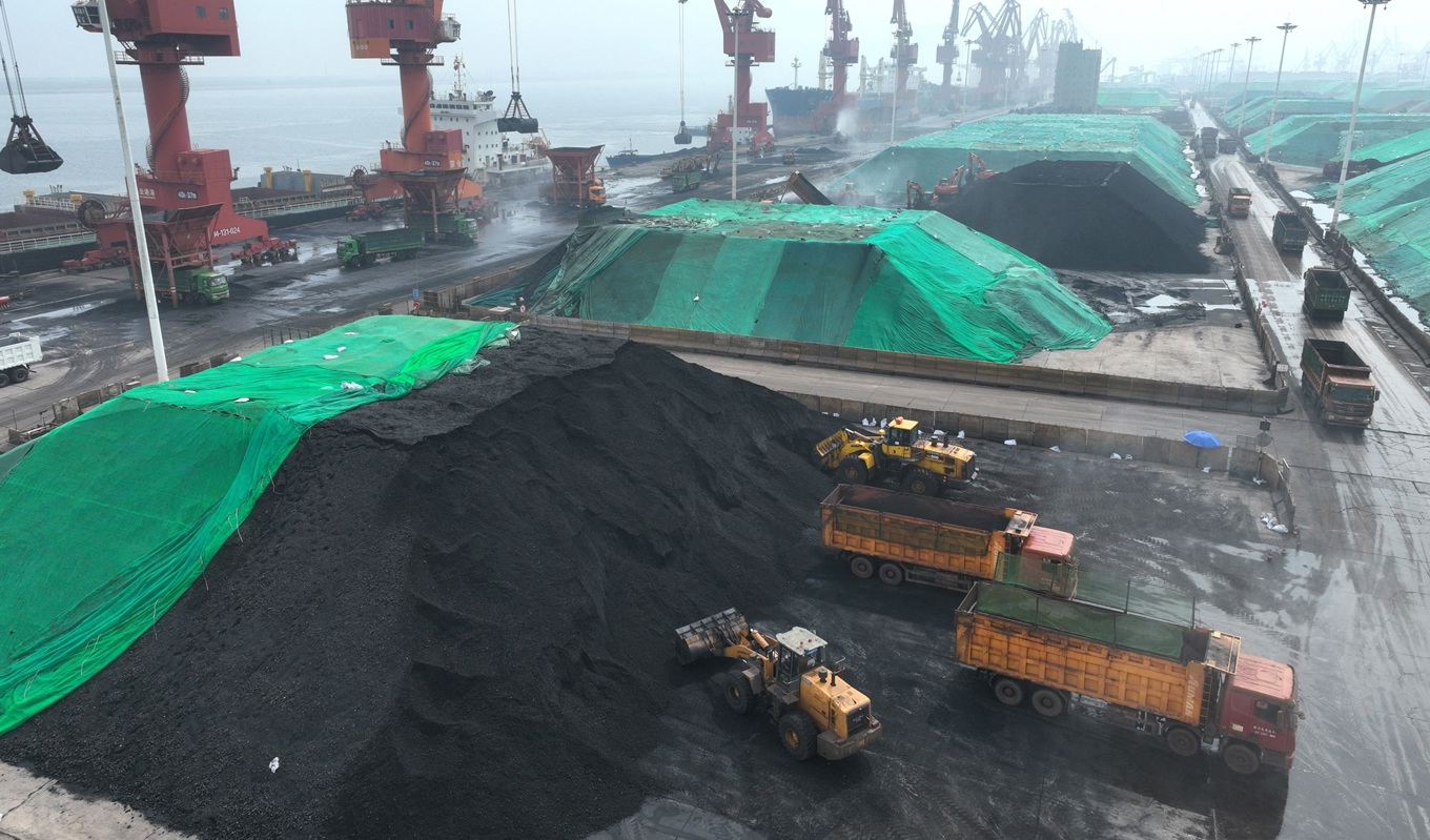 Kol för leverans till kraftverk efter att ha lossats från fartyg i hamnen i Lianyungang, i Kinas östra Jiangsu-provinsen den 12 juli. Foto: Stringer/AFP via Getty Images