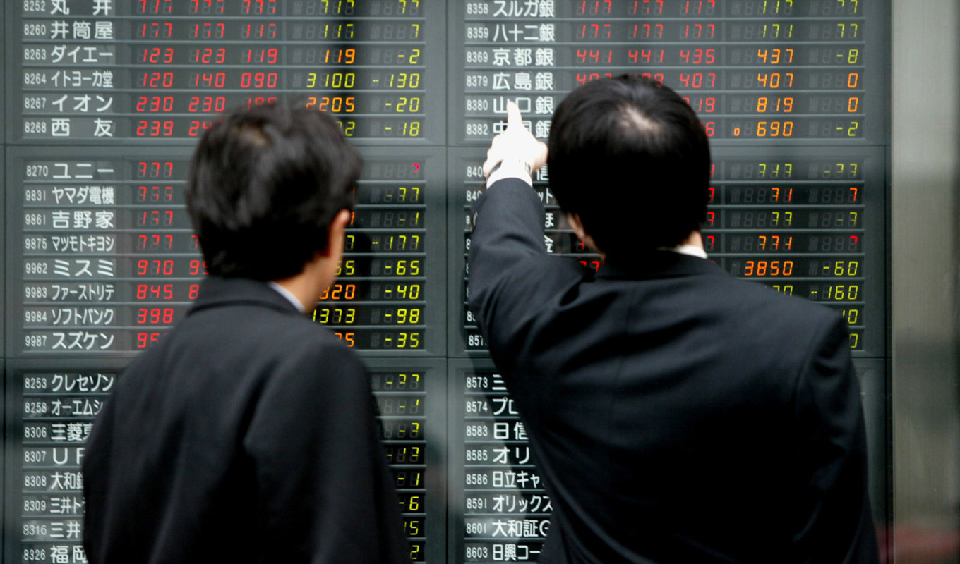 Två män i Tokyo i Japan den 17 mars 2003. Foto: Koichi Kamoshida/Getty Images