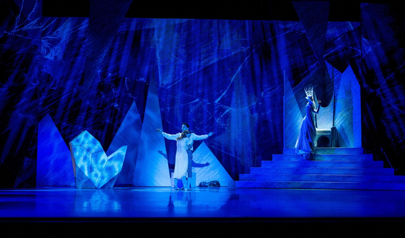 I baletten Snödrottningen utstår Gerda vedermödor för att kunna rädda sin vän Kay från drottningens iskalla grepp. Foto: Tivioli/Henrik Stenberg