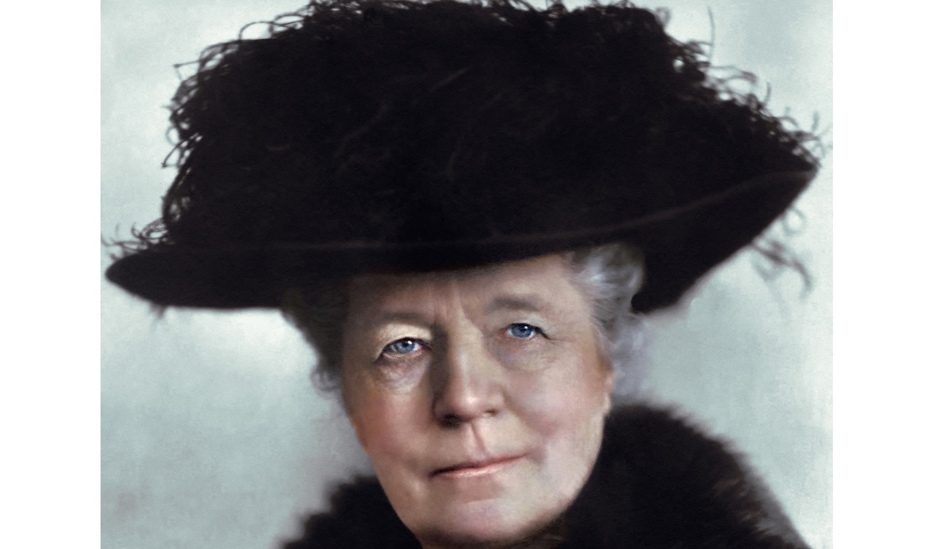 Selma Lagerlöf inspirerades inte bara av sagor, legender och sägner. I hennes romaner och noveller finns ofta starka paralleller till hennes eget liv och till hennes hembygd. Foto: Hofatelier Jaeger, Kolorering: Marina Amaral/Modernista