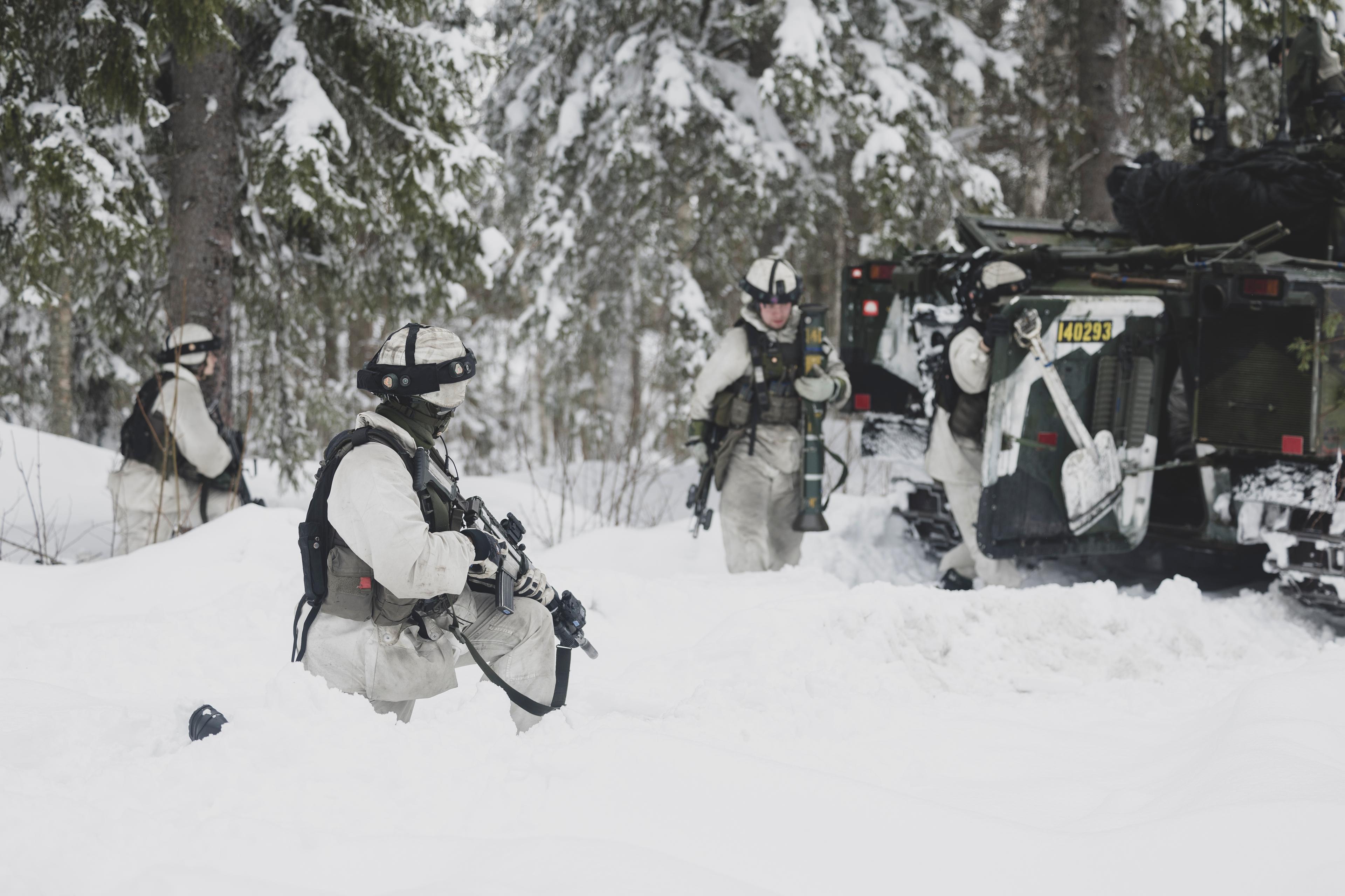 Natomedlemskapet kommer att bidra till ett militärt försvar av Sverige endast om ett angrepp är militärt. Här ses svenska soldater öva i Boden förra vintern. Foto: Joel Thungren/Försvarsmakten