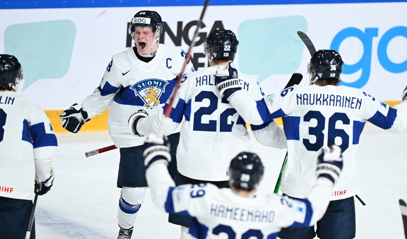 Jere Lassila, med ett C på bröstet, jublar och firar med lagkamraterna efter att ha skickat Finland till semifinal i junior-VM efter stor dramatik. Foto: Björn Larsson Rosvall/TT