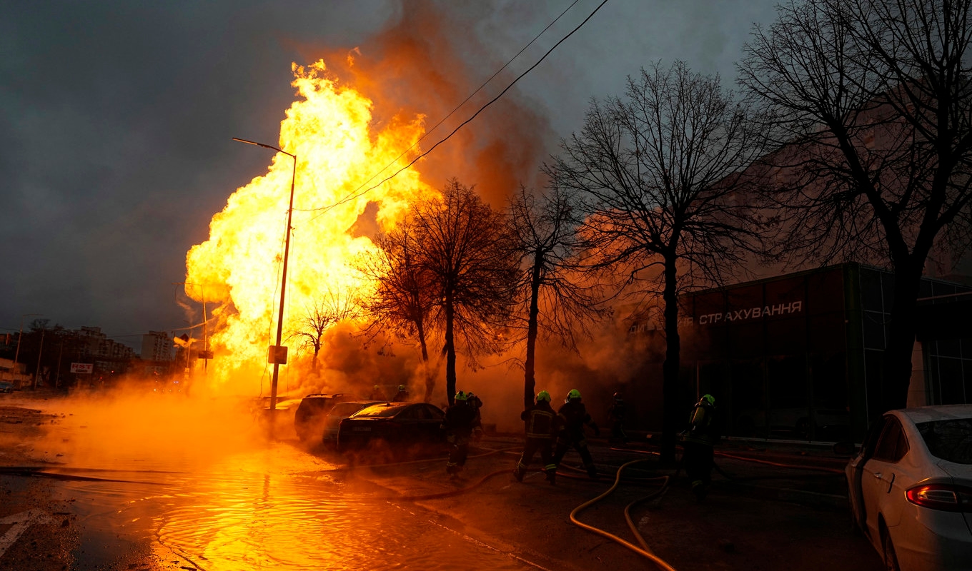 Ryssland har under tisdagsmorgonen anfallit den ukrainska huvudstaden Kiev med robotar. Foto: Efrem Lukatsky/AP/TT