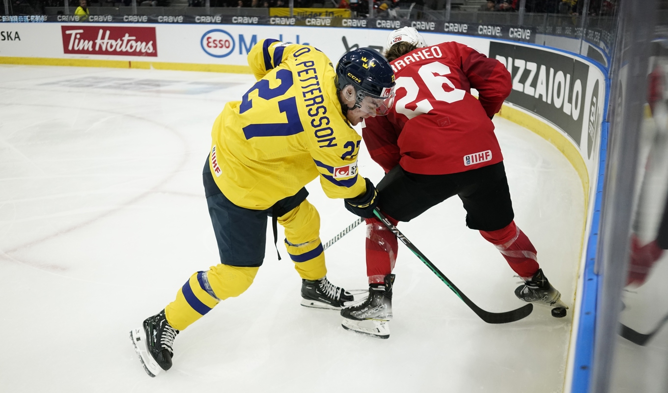 Oskar Pettersson i kamp med Simone Terraneo i Sveriges kvartsfinalseger över Schweiz. Foto: Adam Ihse/TT