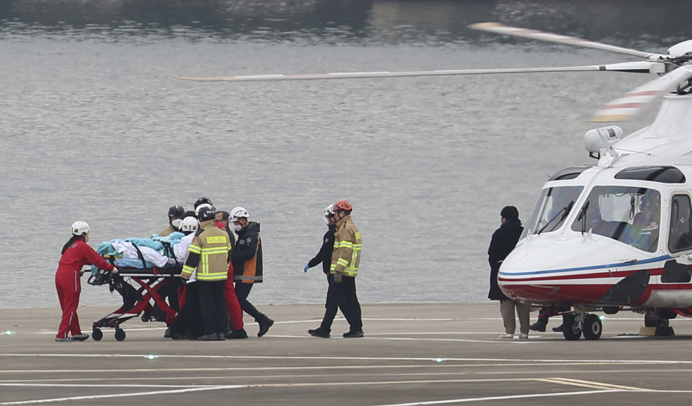 Sydkoreas oppositionsledare Lee Jae-Myung attackerades av en knivbeväpnad man i samband med en pressträff i Busan på tisdagen. Foto: Seo Dae-won/Yonhap via AP/TT