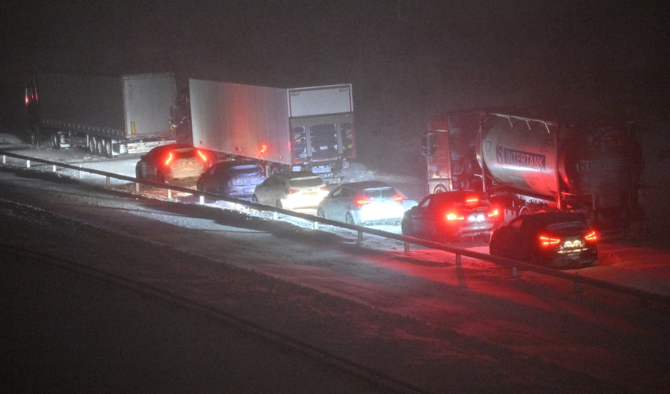 Hundratals bilar sitter fast i trafiken på E22 mellan Hörby och Kristianstad på grund av kraftigt snöfall. Foto: Johan Nilsson/TT