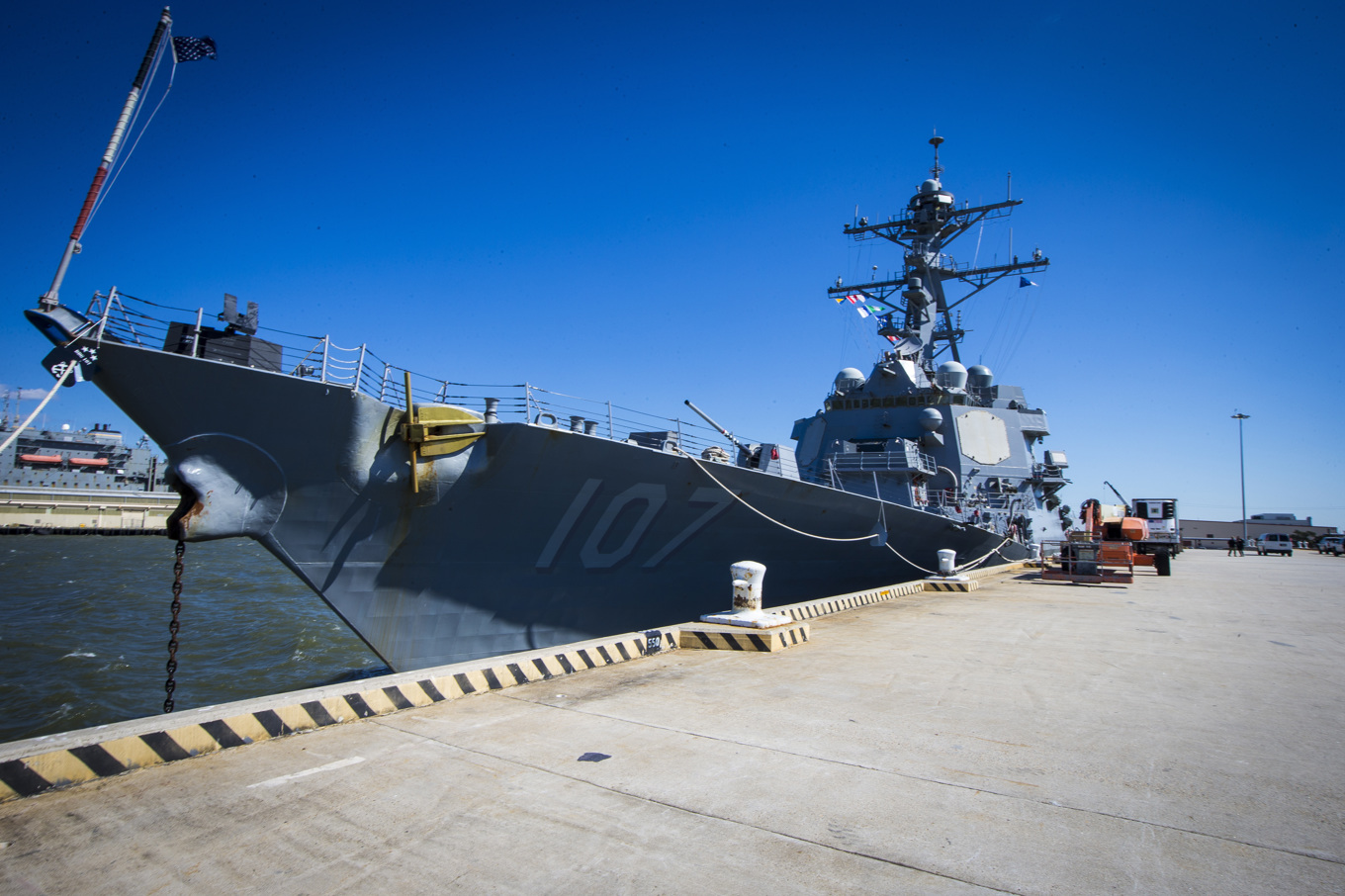 Den amerikanska jagaren USS Gravely ingår i skyddsstyrkan i Röda havet. Arkivbild. Foto: John C. Clark/AP/TT