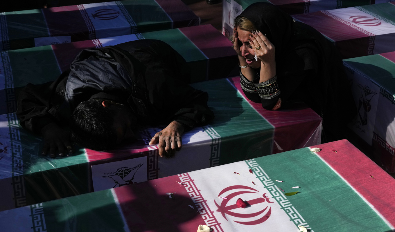 Sörjande vid en kista draperad med en flagga efter explosionen i onsdags, under en ceremoni i staden Kerman under fredagen. Foto: Vahid Salemi/AP/TT