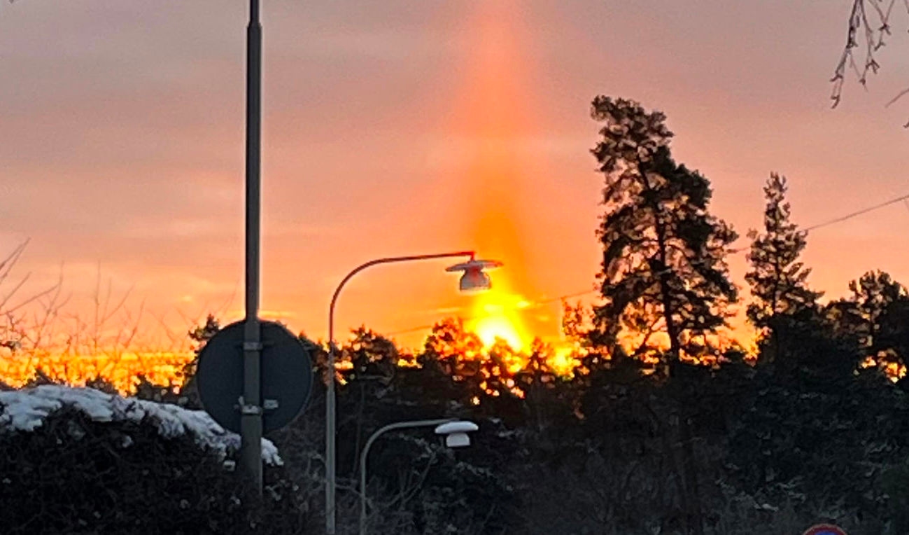 En så kallad vertikalpelare uppträdde i Stockholm på lördagsmorgonen då solen gick upp. Foto: Marianne Ahlenius/TT