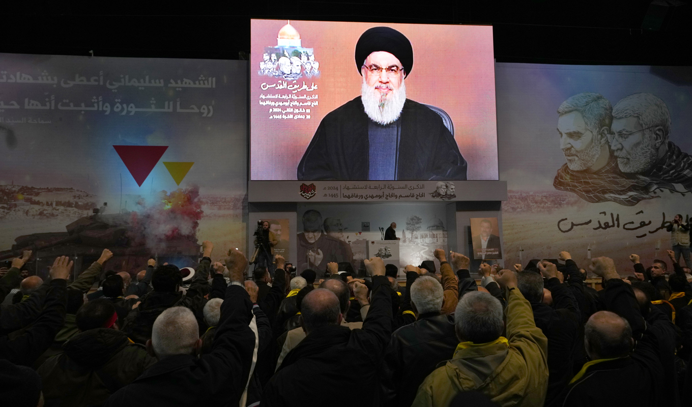 Anhängare till Hizbollah-ledaren Hassan Nasrallah lyssnar på hans tal via länk tidigare i veckan. Foto: Hassan Ammar/AP/TT