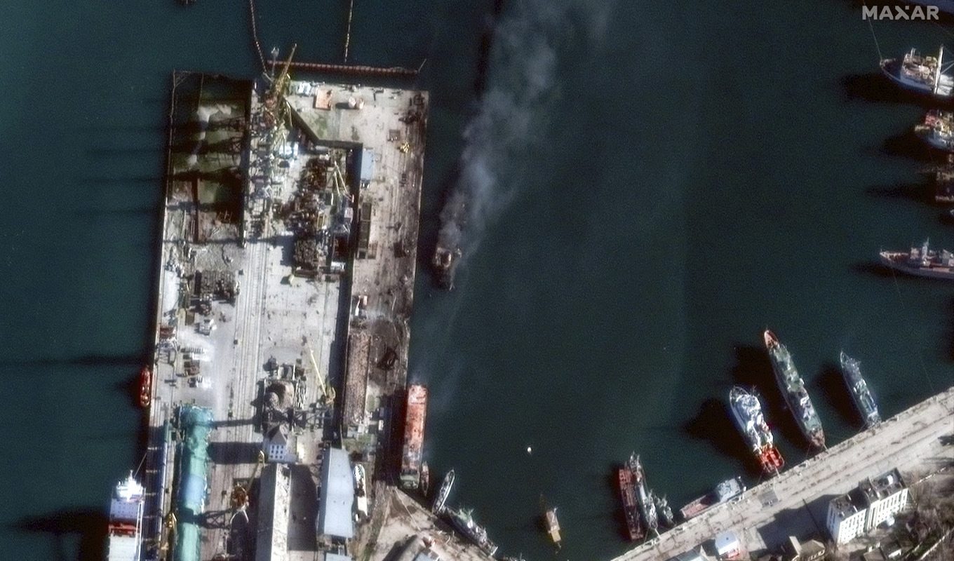 I slutet på december blev det ryska landstigningsfartyget Novotjerkassk totalförstört i Ukrainas anfall mot en hamn på Krimhalvön. Arkivbild Foto: Maxar Technologies via AP/TT