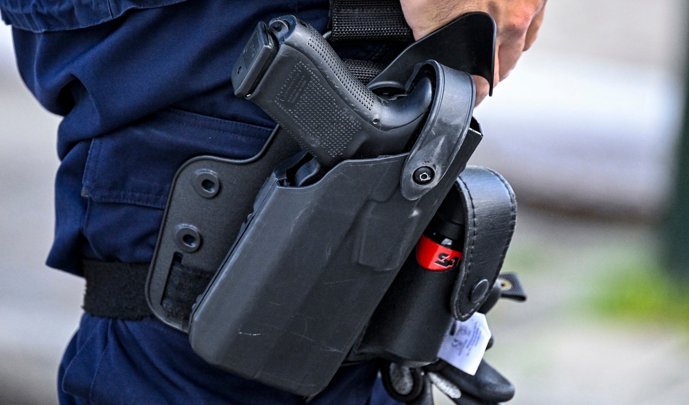 Bild på polisens tjänstevapen. En polis är skadad och en man har skottskadats av polis. Arkivbild. Foto: Johan Nilsson/TT