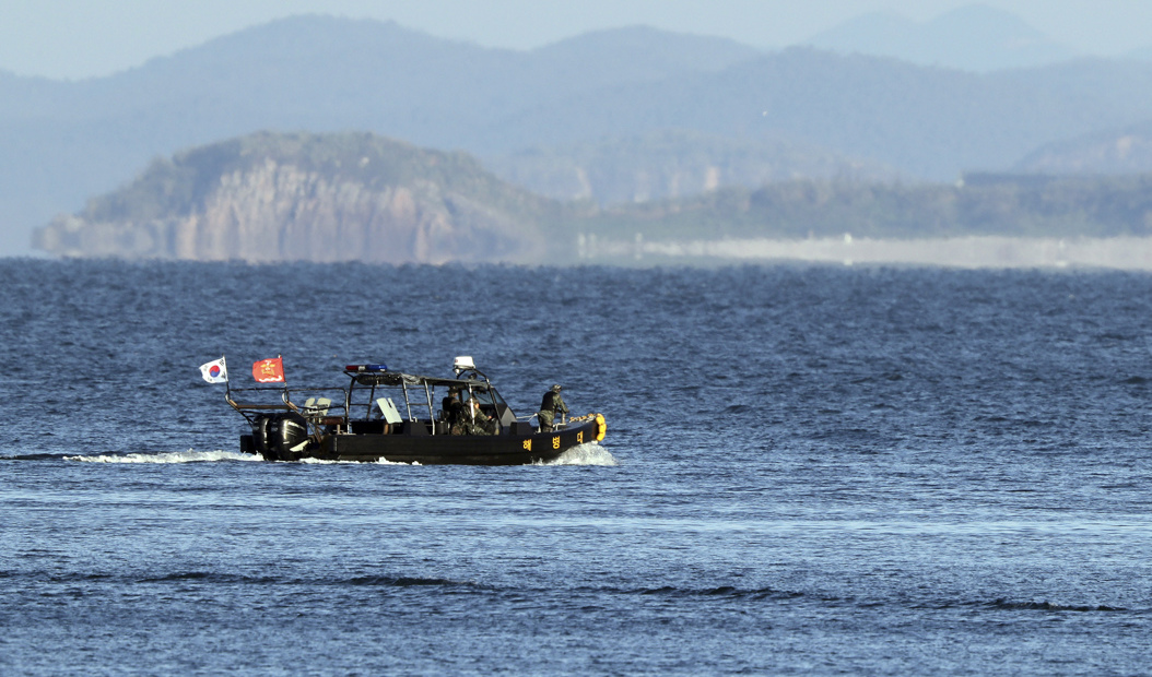 En sydkoreansk militärbåt nära ön Yeonpyeong i Sydkorea. Arkivbild. Foto: Baek Seung-Ryul/AP/TT