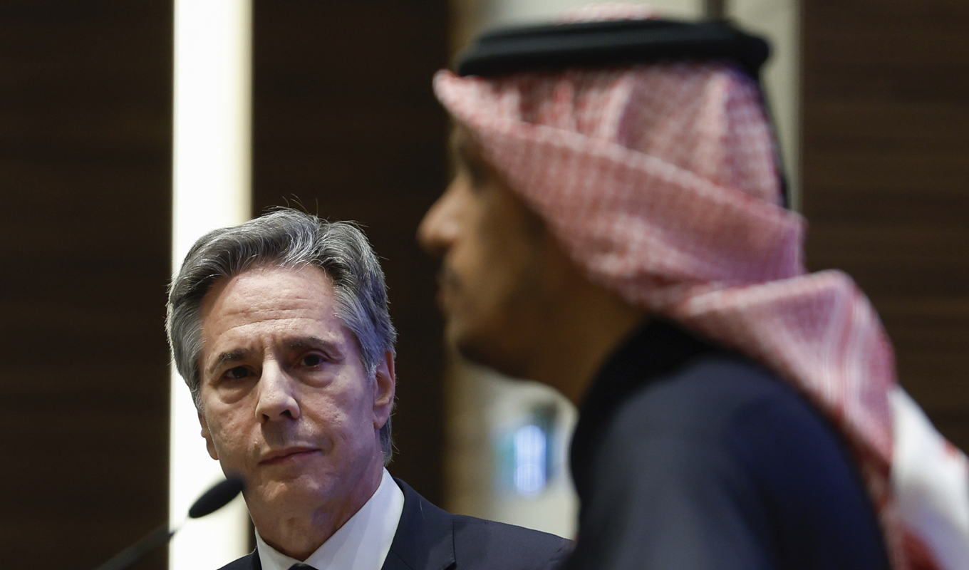 USA:s utrikesminister Antony Blinken med Qatars premiärminister Mohammed bin Abdulrahman Al Thani. Foto: Evelyn Hockstein/AP/TT