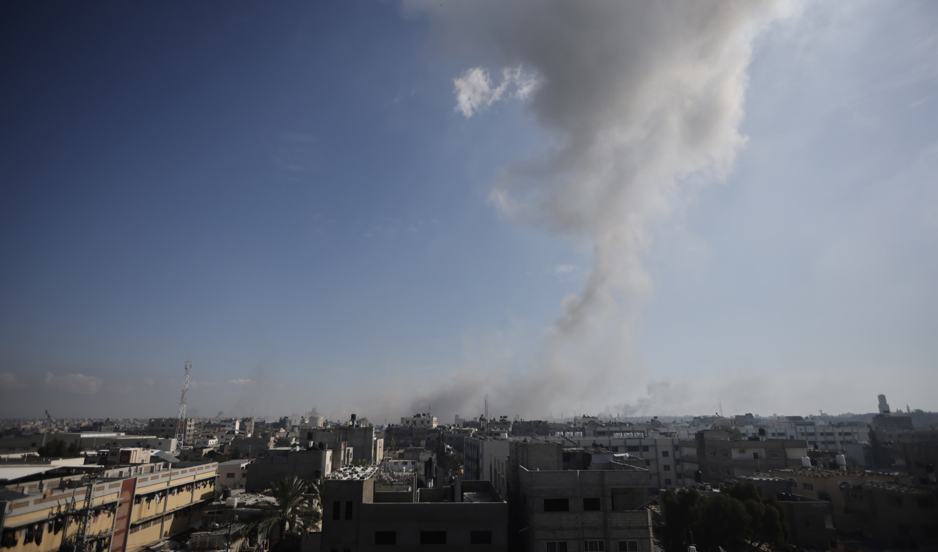Israeliskt flyganfall i staden Khan Yunis i södra Gaza. Bild från lördagen. Foto: Mohammed Dahman/AP/TT
