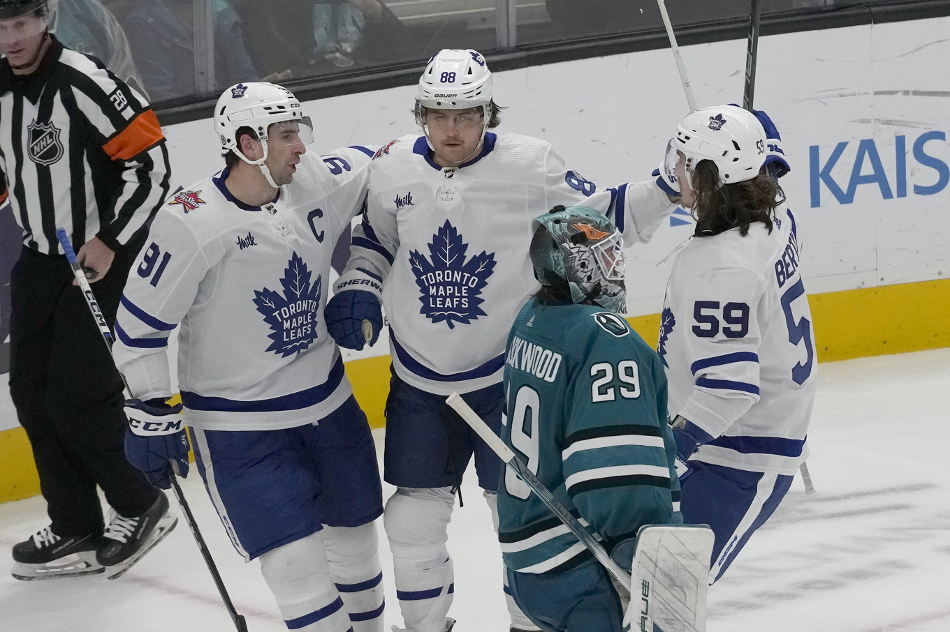 WIlliam Nylander (mitten) gratuleras av lagkamrater efter ett av sina mål mot San Jose. Foto: Jeff Chiu
