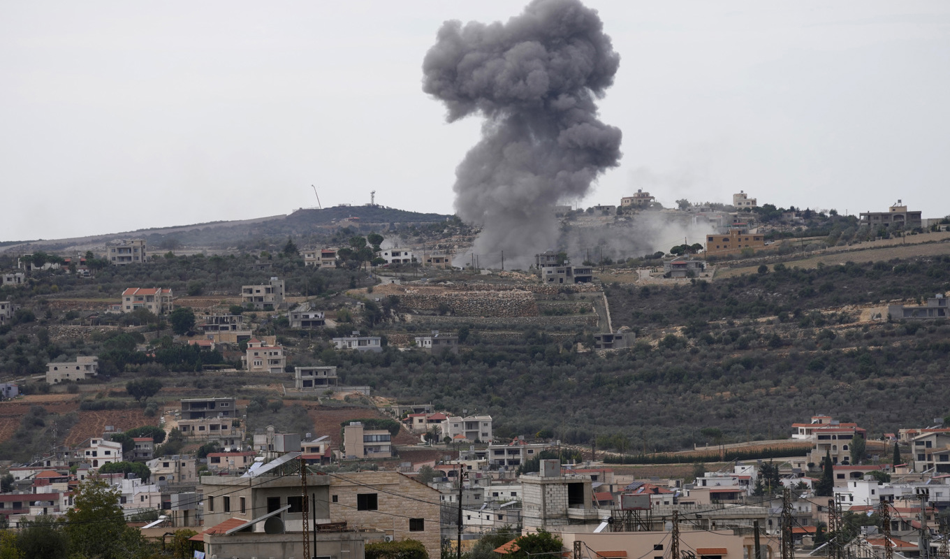 Rök stiger mot himlen efter ett israeliskt anfall i södra Libanon. Bilden är från ett annat tillfälle. Foto: Hussain Malla/AP/TT