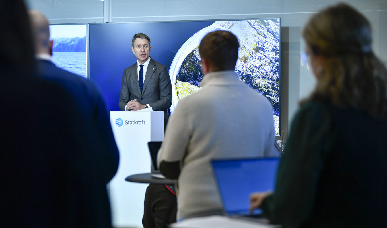 Energiminister Terje Aasland välkomnar beskedet. Bild från måndagens presskonferens. Foto: Rodrigo Freitas/NTB/TT