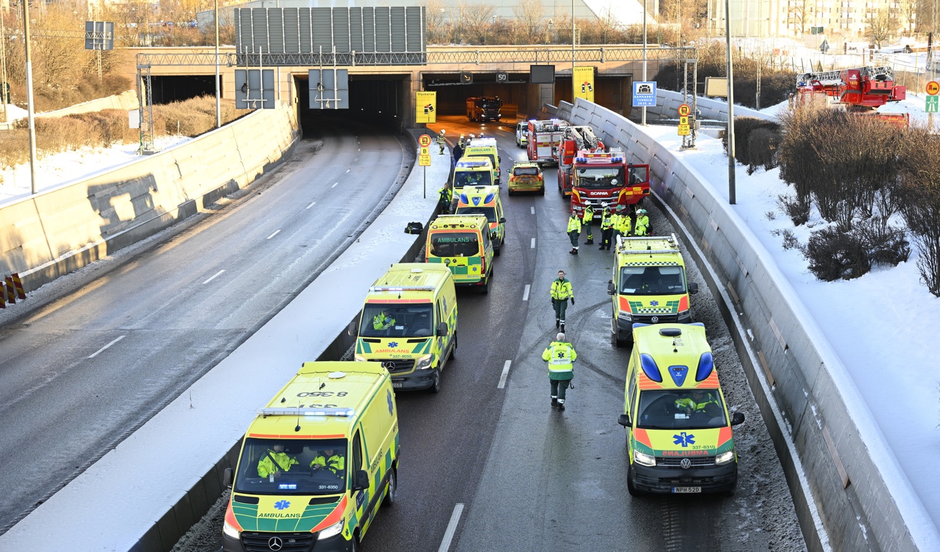 Räddningstjänsten på plats efter brand i en husvagn i Årstatunneln, Södra länken som fick utrymmas. Foto: Anders Wiklund/TT