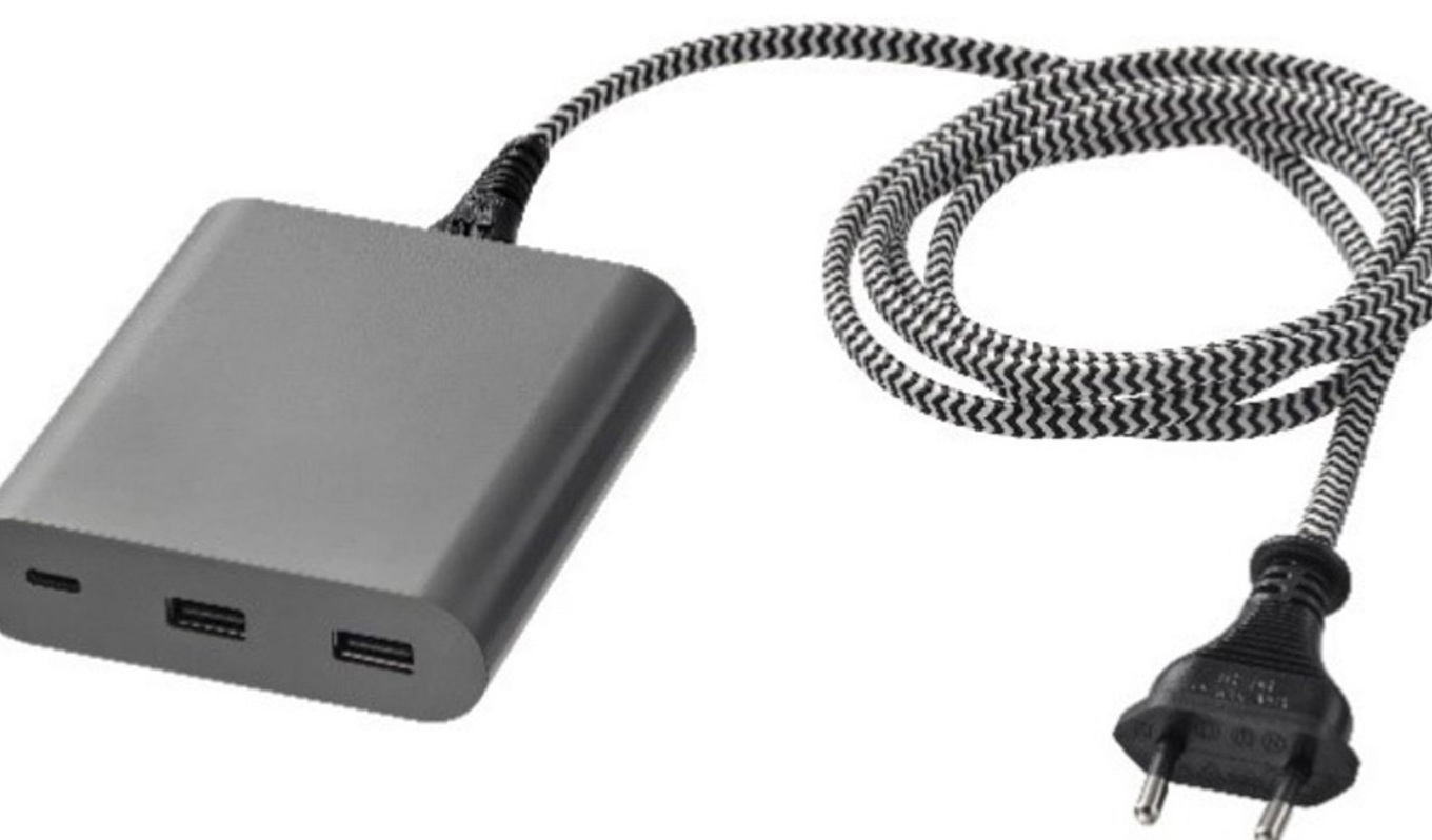 Den mörkgrå USB-laddaren Åskstorm 40W kan orsaka brännskador och elektriska stötar om den blivit sliten. Foto: Ikea/TT