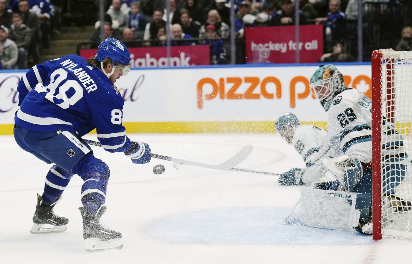 William Nylander med pucken i matchen mot San Jose. Foto: Nathan Denette/AP/TT