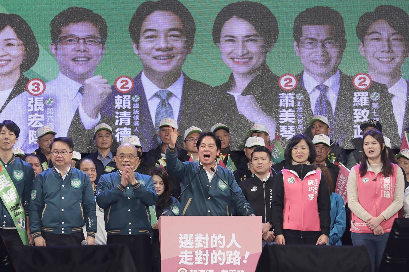 Taiwans vicepresident och presidentkandidat för partiet DPP, Lai Ching-Te, under ett valmöte i lördags. I de senaste opinionsmätningarna hade han en ledning över sina konkurrenter. Foto: Chiang Ying-Ying/AP/TT