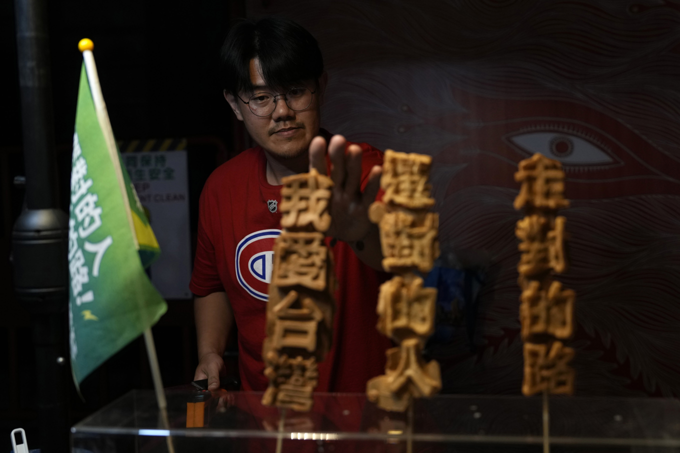 En försäljare visar stöd för det styrande partiet DPP och dess presidentkandidat Lai Ching-Te genom att sälja bakverk med partiets kampanjslogans. Foto: Ng Han Guan/AP/TT