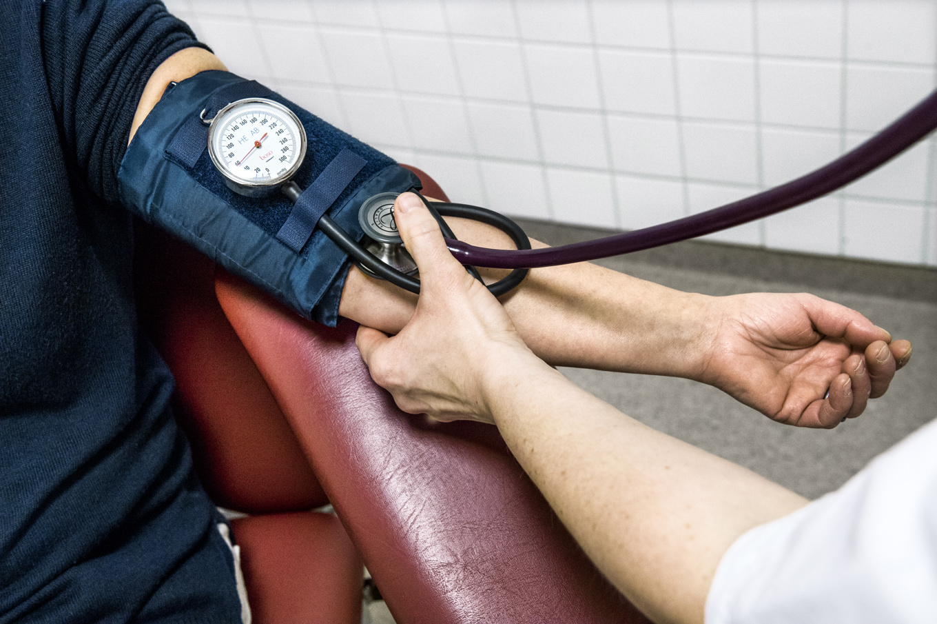 Personer med överdriven hälsoångest har ofta mycket kontakt med vården. Trots det verkar de leva kortare tid än andra. Arkivbild. Foto: Claudio Bresciani/TT