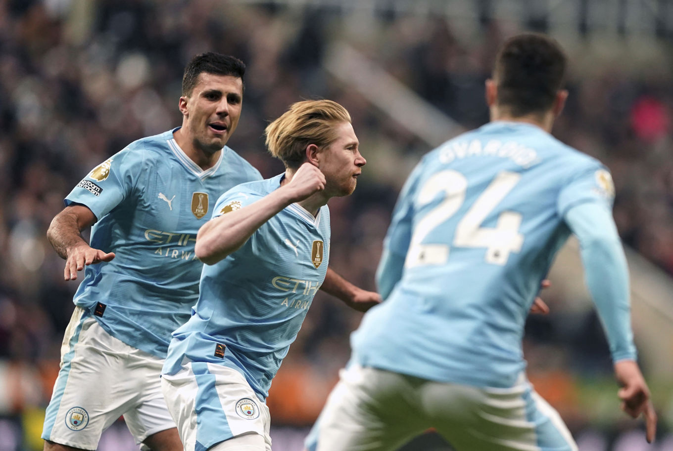 Kevin De Bruyne jublade efter sitt 2–2-mål i 3–2-segern borta mot Alexander Isaks Newcastle. Foto: Owen Humphreys/AP/TT