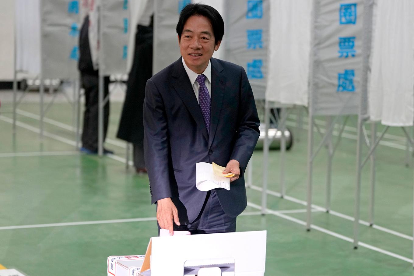 Nuvarande vicepresidenten och kandidaten i Taiwans presidentval, partiet DPP:s Lai Ching-te, röstar i lördagens val. Foto: Ng Han Guan/AP/TT