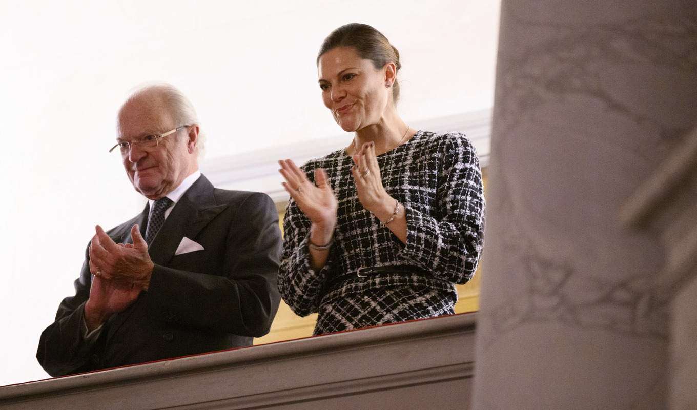 Kung Carl Gustaf, här med kronprinsessan Victoria, gratulerar Danmarks nya kung Frederik X. Arkivbild. Foto: Jessica Gow/TT