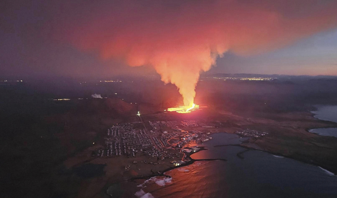Lavan rinner just nu i riktning mot staden Grindavik. Foto: Almannavarnadeild ríkislögreglustjóra/NTB/TT