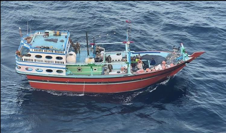 Bilden föreställer enligt USA en båt som fraktar iranska robotdelar till Huthirörelsen i Jemen. Odaterad arkivbild. Foto: U.S. Central Command/AP/TT