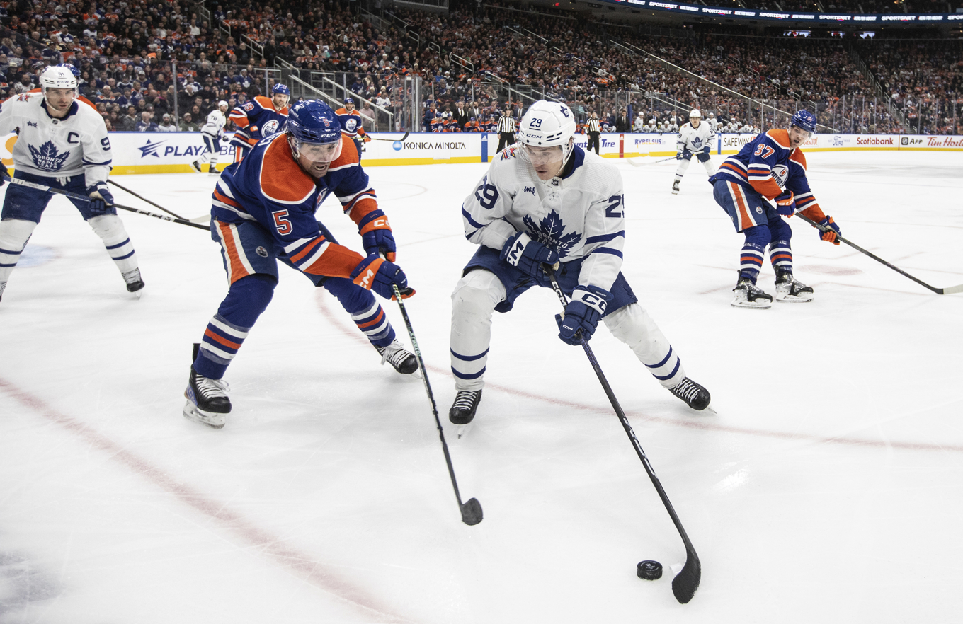 Torontos svenske forward Pontus Holmberg, till höger, stod för två assists mot Edmonton men förlorade med 4–2, Torontos fjärde raka förlust. Foto: Jason Franson/AP/TT
