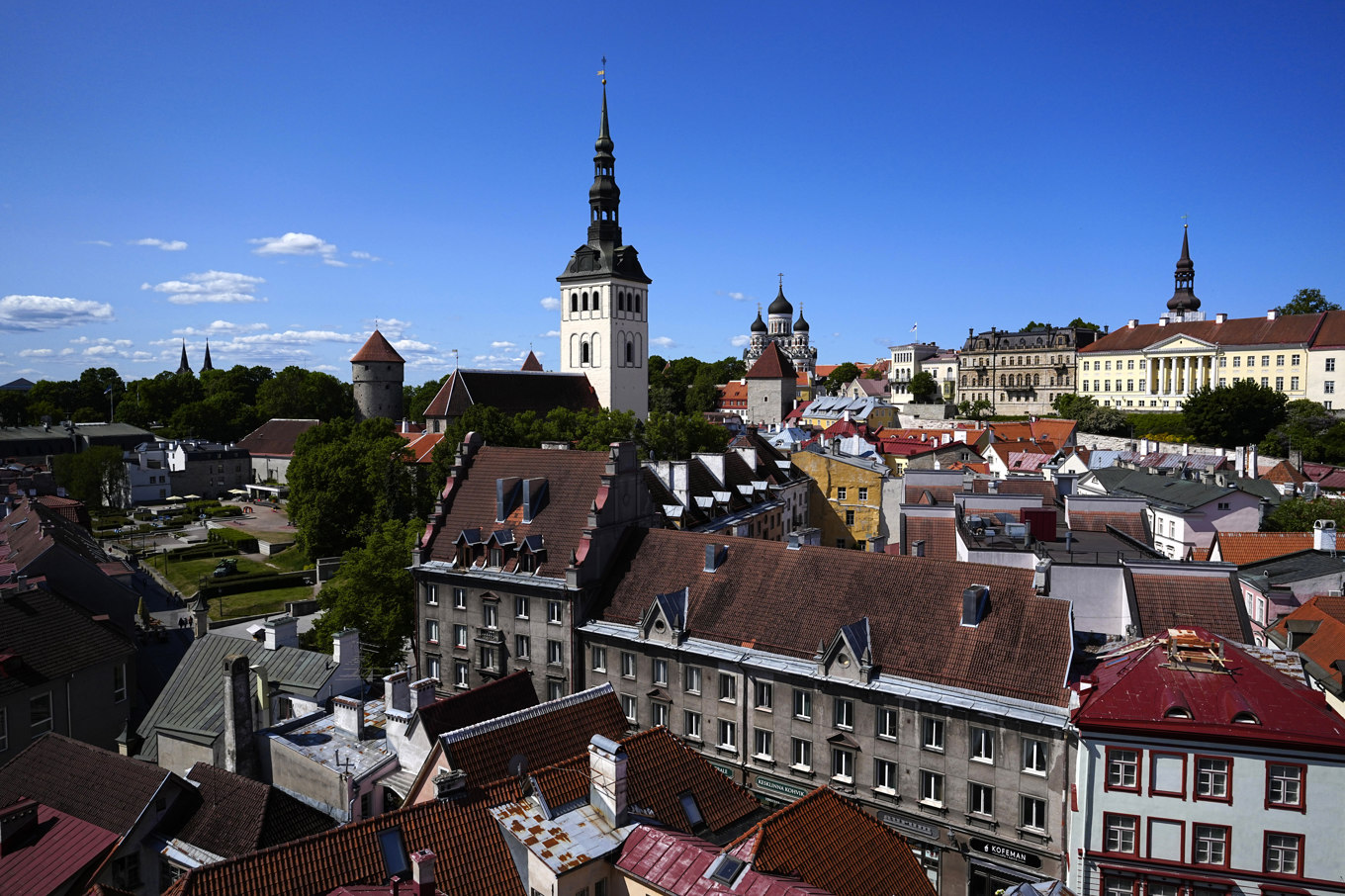 Tallinn: Kyrktornet i mitten av bilden hör till Nikolaikyrkan och i bakgrunden ser man kupolerna på den rysk-ortodoxa kyrkans säte i Estland, Aleksandr Nevskij-katedralen. Arkivbild. Foto: Pavel Golovkin/AP/TT