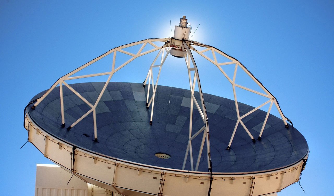 Teleskopet APEX i Chile. Foto: F. Montenegro-Montes/ESO/APEX