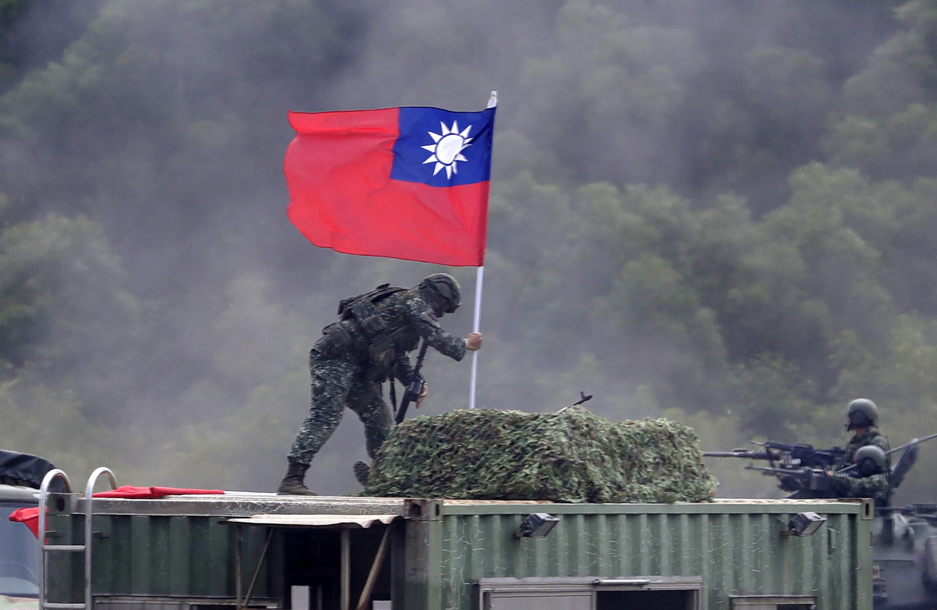 En soldat håller i en taiwanesisk flagga under en militärövning. Arkivbild Foto: ChiangYing-ying/AP/TT