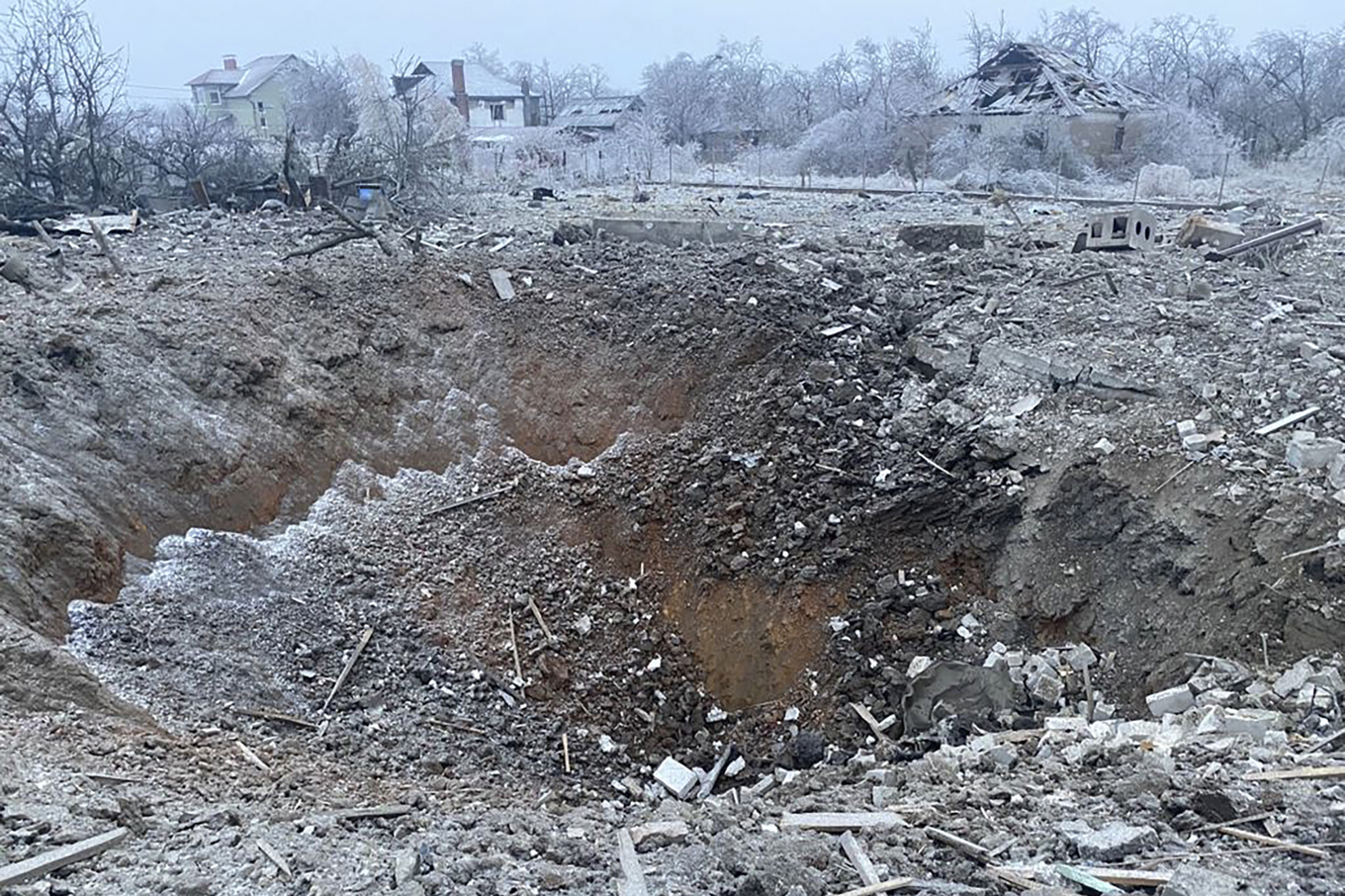 Många ryska vapen innehåller utländska komponenter, trots rådande exportförbud. Bild från en tidigare rysk missilattack mot staden Kryvyi Rih. Foto: Ukrainian Emergency Service via AP/TT