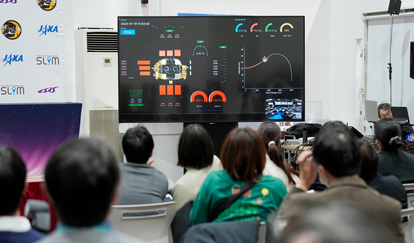 Journalister följde en direktsändning av landningen, i Sagamihara nära Tokyo. Foto: Eugene Hoshiko/AP/TT