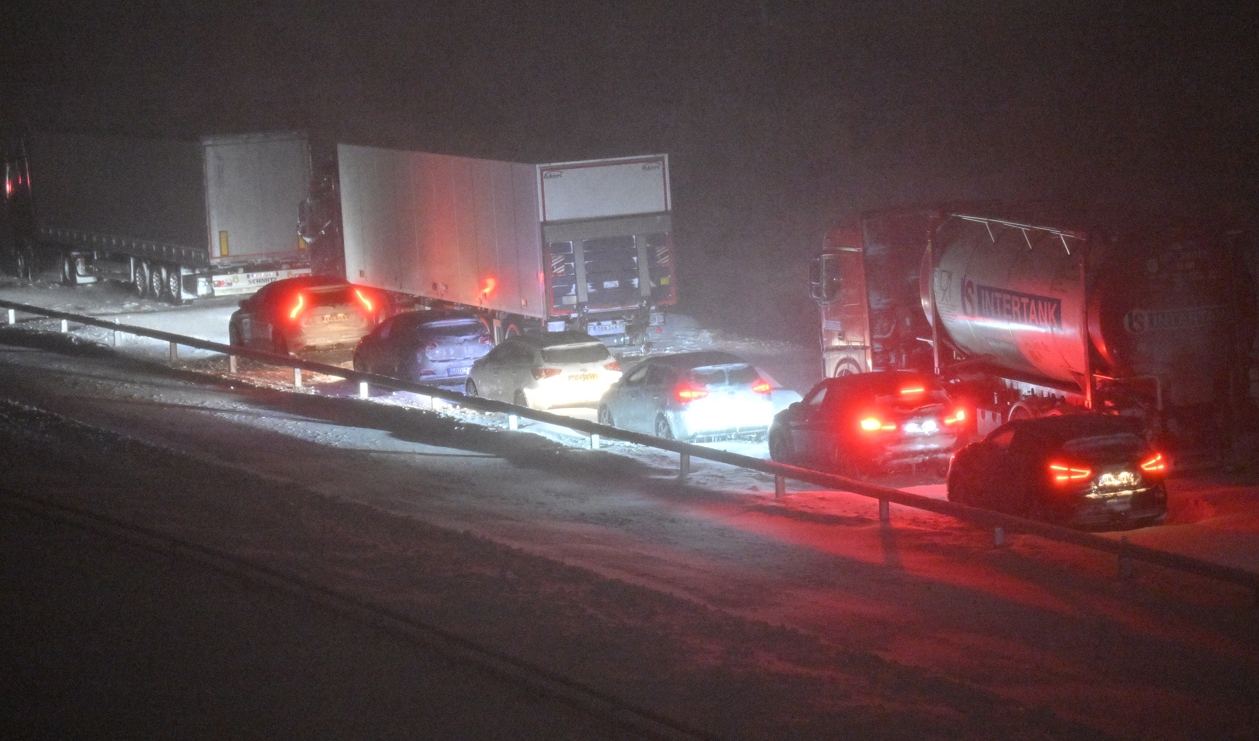 Hundratals fordon satt fast på E22 vid Ekeröd den 3 januari på grund av snöoväder. Arkivbild. Foto: Johan Nilsson/TT