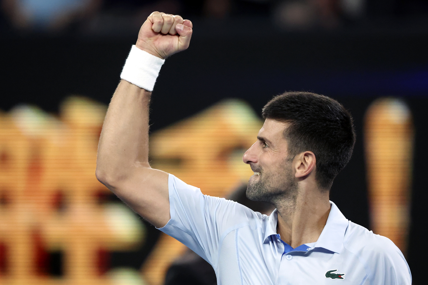 Novak Djokovic firar efter segern mot Adrian Mannarino i den fjärde rundan av Australian Open. Foto: Asanka Brendon Ratnayake/AP/TT